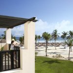 18_salalah_rotana_resort_deluxe_ocean_front-king-bed-terrace